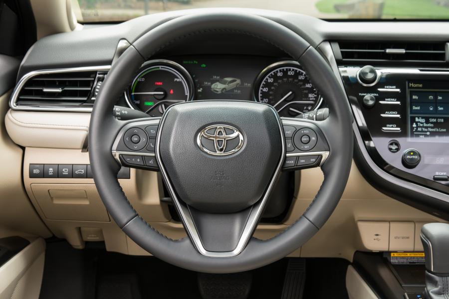 Панель приборов Toyota Camry Hybrid XLE 2017 года  (NA) (фото 4 из 40)